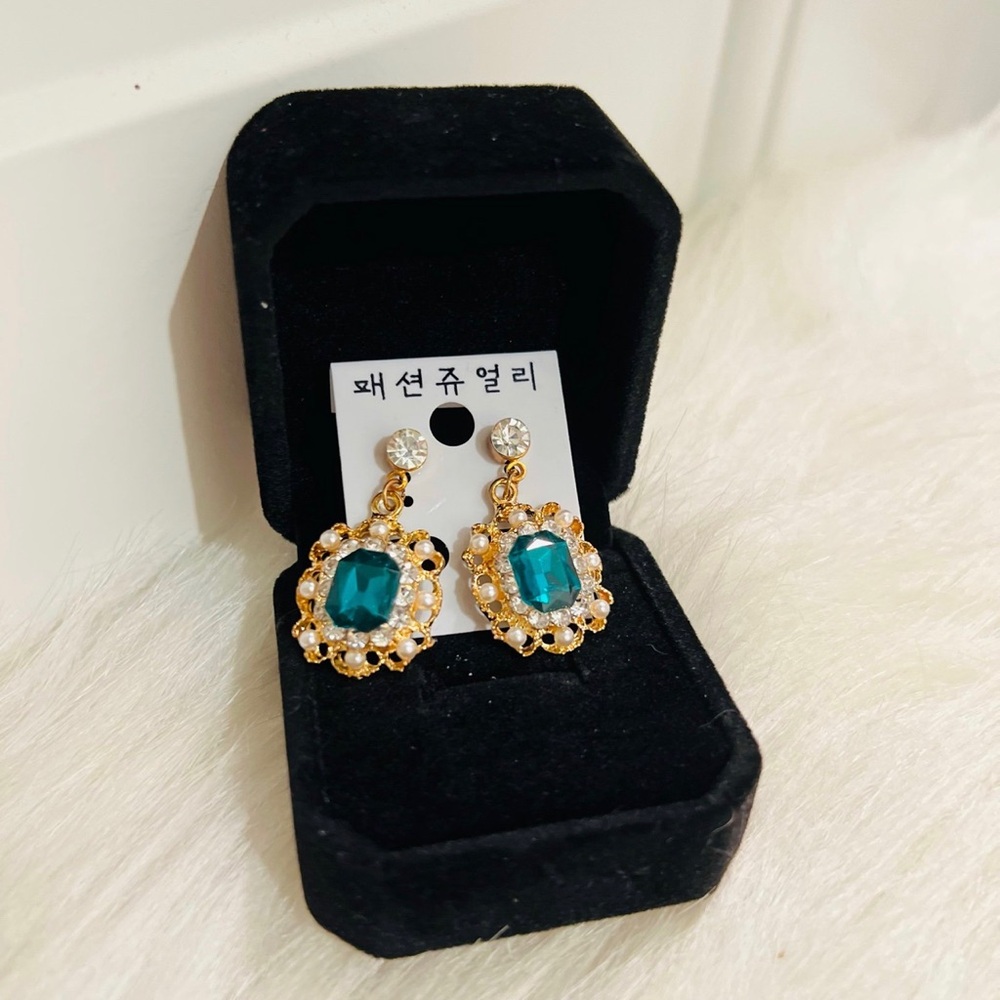 Elegant Gold & Emerald Green Earrings